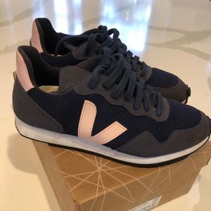 Like New Veja Size 37 Women’s Sneakers